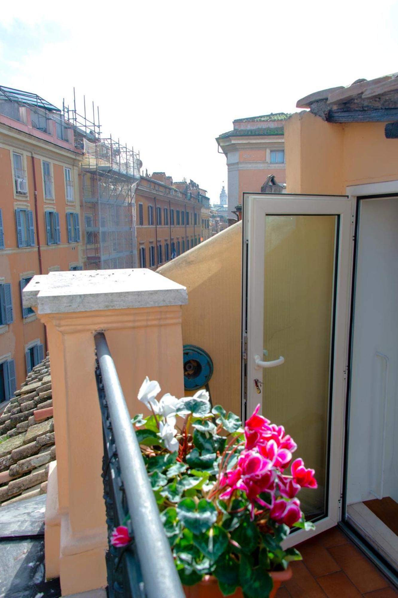 Apartamento Saint Louis Penthouse, Cozy Little Next To Pantheon Roma
